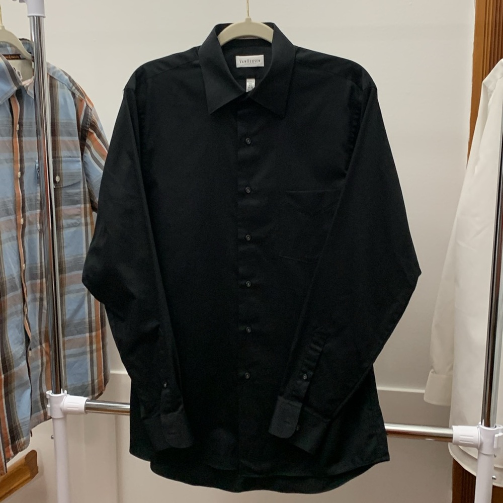 Van Heusen Dress Shirt
. Black
. 55% Cotton / 45% Polyester
. 15 1/2 - 34/35